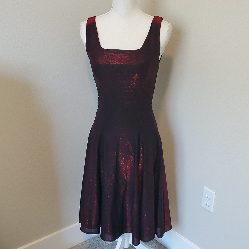 Simco Chic Sleeveless Black And Red Shimmery Midi Dress